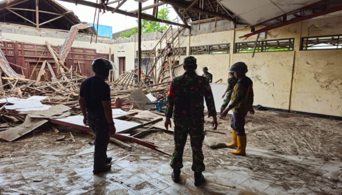 Anggota Koramil 03/Serengan Bersama Warga Kerja Bakti Gedung Balai Kampung yang Roboh