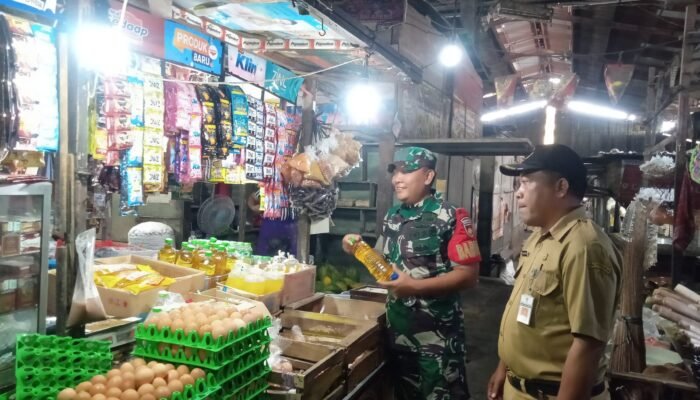 Pastikan Harga Sembako Stabil, Babinsa Danukusuman Sambangi Pedagang Pasar Tradisional