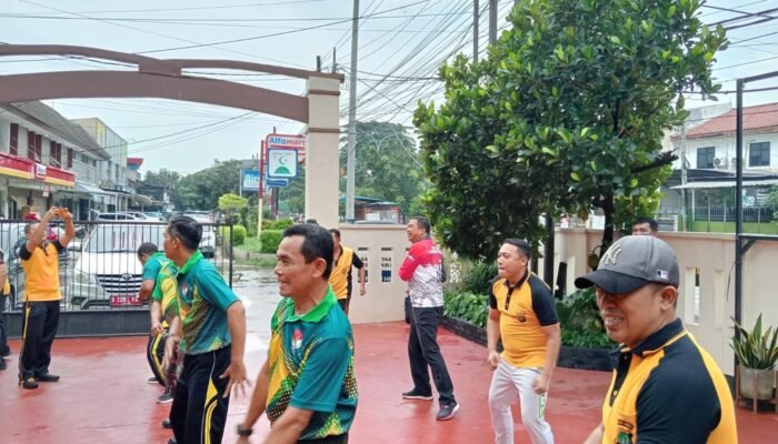 Jalin Sinergitas, Personel Koramil 02/Pondok Gede Laksanakan Olahraga Bersama Tiga Pilar di Polsek Jatisampurna