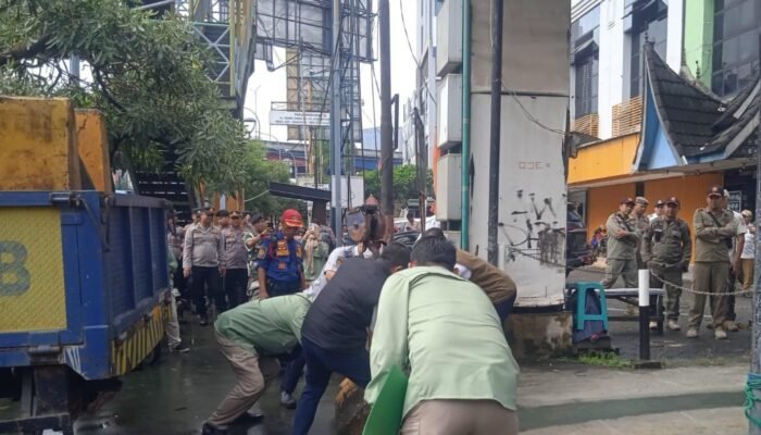 Pemkot Bekasi Tutup Gate Parkir Paguyuban Di Ruko Sentra Niaga Kalimalang 