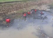 Sukseskan 100 hari Kerja Wali Kota Bekasi, Tim URC Pematusan DBMSA Bersihkan Kali