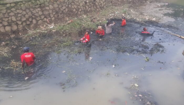 Sukseskan 100 hari Kerja Wali Kota Bekasi, Tim URC Pematusan DBMSA Bersihkan Kali
