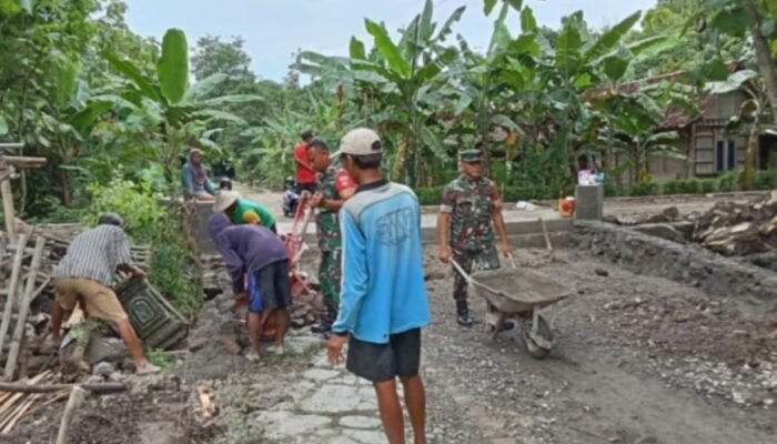 Babinsa Gotong Royong Bangun Talud Jalan, Wujud Nyata Kemanunggalan TNI dan Rakyat