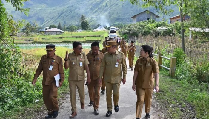 Bupati dan Wakil Bupati Humbahas Bersama OPD Tinjau Jalan Longsor di Desa Tipang