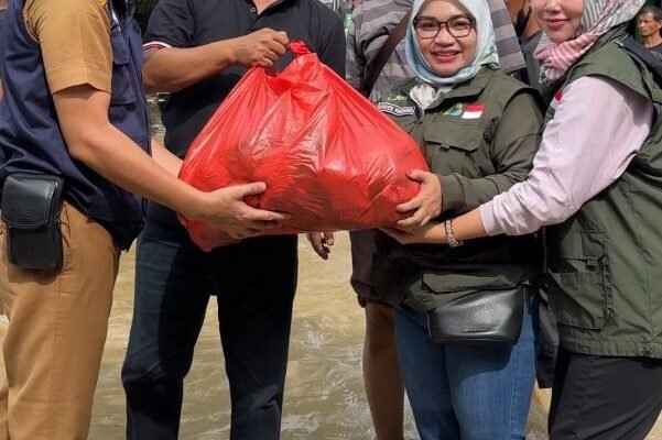 Wiwiek Hargono Gercep Bantu Salurkan Makanan Siap Saji Untuk Korban Banjir