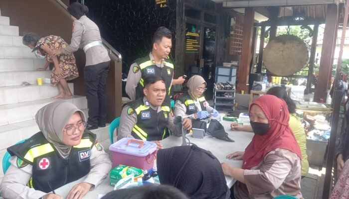 Polres Metro Bekasi Kota Gelar Aksi Kemanusiaan untuk Korban Banjir Luapan Kali Bekasi