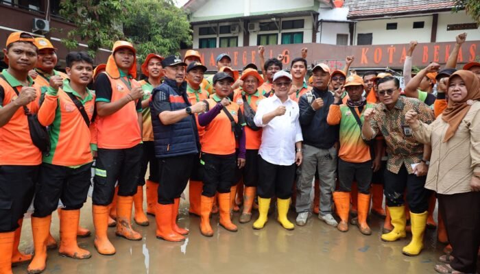 Bersama Mendikdasmen RI, Wawali Tinjau Sekolah Terdampak Banjir, Intruksikan Dinas Segera Inventarisir Kerusakan