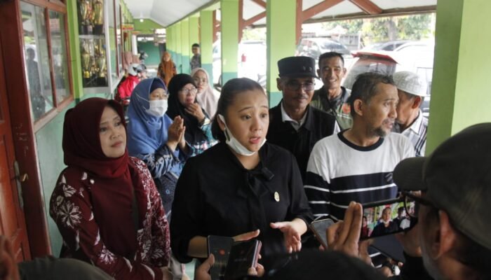 Dampingi Wagub Jabar Tinjau Lokasi Banjir di Sepanjang Jaya, Adelia Pinta Pemkot Merata Soal Bantuan Banjir 