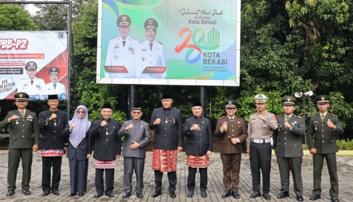HUT ke-28 Kota Bekasi: Tri Adhianto dan Haris Bobihoe Sumbangkan Gaji Pertama untuk Warga Terdampak Banjir