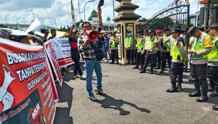 POSE RI Gelar Unjuk Rasa Di Mapolda Sumsel Terkait Jual Beli BBM Dan CPO Ilegal