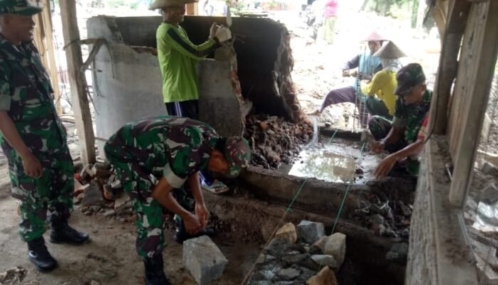 Babinsa Bantu Bangun Pondasi Rumah Warga, Gotong Royong Mewujudkan Mimpi Suminto
