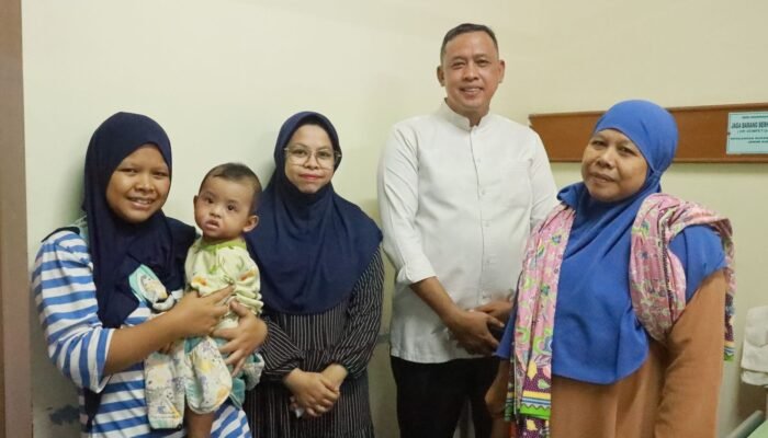 Usai Sidak Puskesmas, Wali Kota Bekasi Jenguk Bayi Korban Obat Kadaluwarsa di RSUD CAM