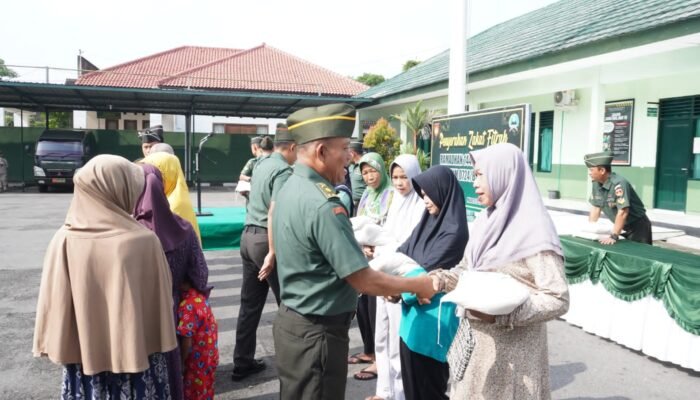 Kodim Boyolali Serahkan Zakat Fitrah Pada Yang Berhak