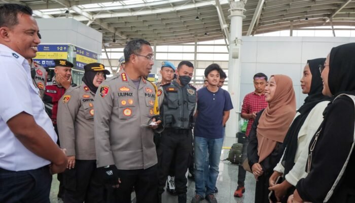 Pastikan Arus Mudik Lebaran 2025 Maksimal, Kapolres Metro Jakarta Timur Cek Posyan Stasiun Jatinegara