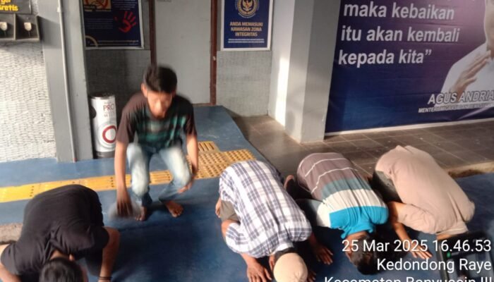 Kelima Tersangka Sujud Syukur Pengadilan Tinggi Putuskan Bebas Murni
