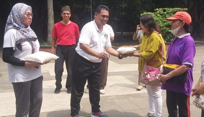 Momen Bersih Hutan Kota, Pos Terpadu PGIS Berikan Sembako Beras Kepada Terdampak Banjir