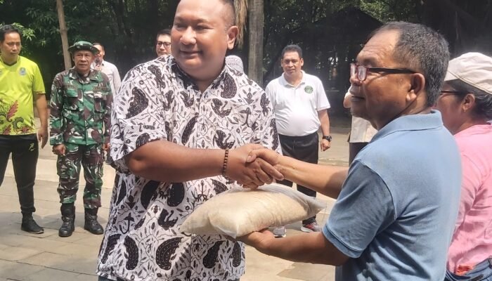 Pos Terpadu PGIS Kota Bekasi Berikan Bantuan Sembako Kepada Warga Anggota Gereja Terdampak Banjir