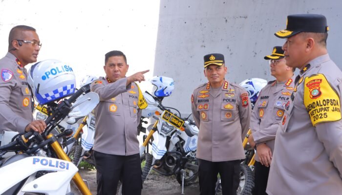 Kapolres Metro Bekasi Dampingi Kapolda dan Wakapolda Metro Jaya Tinjau Arus Balik di Pospam KM 25B Tol Jakarta-Cikampek