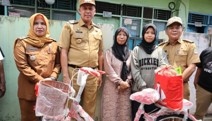 Wali Kota Bekasi Berikan Sepeda Baru Dukung Usaha Janda Penjual Kue Keliling