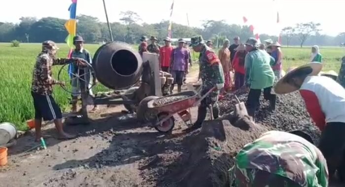 Babinsa Bersama Warga Sukses Kerja Bakti Pengerasan Jalan 