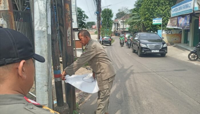 Satpol PP Kota Bekasi Tertibkan Spanduk Liar