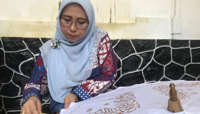 Kunjungi Museum Batik, Sekretaris TP PKK Kota Bekasi Wuri Handayani Dukung Kelestarian Batik