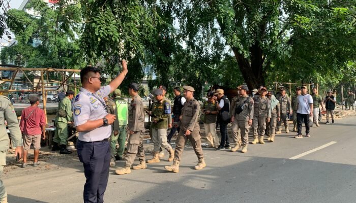 Kecamatan Bekasi Selatan Bersama Satpol PP Tertibkan Pedagang Kaki Lima 