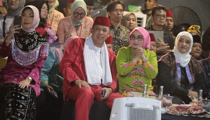 Wali Kota Bekasi Tri Adhianto dan Ketua TP PKK Wiwiek Hargono Hadiri Munas VII APEKSI 2025 di Surabaya