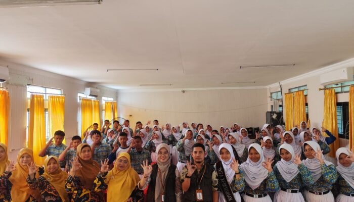 Hijaukan Sekolah, DLH Bersama SMPN 35 Kota Bekasi Gelar Pelatihan Pembuatan Kompos