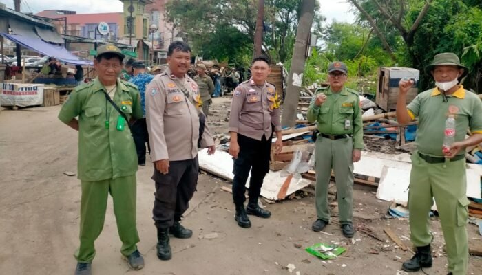 Bhabinkamtibmas Bersama Tiga Pilar Kecamatan Medansatria Pengamanan Penertiban Bangunan Liar