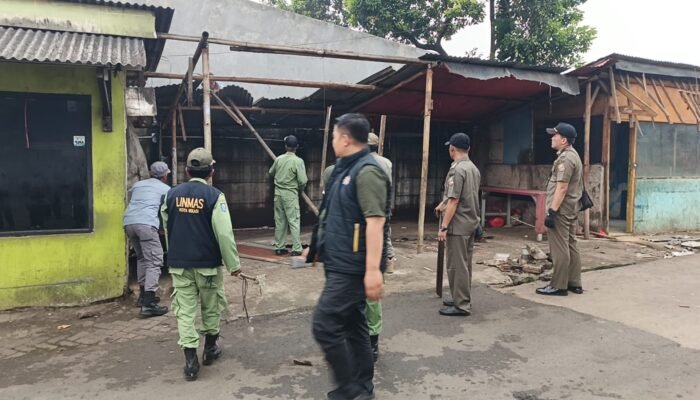 Camat Jatisampurna Tertibkan Bangunan Liar di Jalan Pertamina B Kelurahan Jatiraden