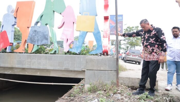 Bangunan Liar Dibongkar, Pedagang Ditertibkan: Tri Adhianto Tinjau Langsung Pengerukan Kali Teluk Pucung