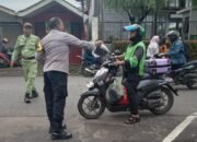 Bhabinkamtibmas Jatisampurna Berbagi Nasi Bungkus Siap Saji Bersama Air Mineral