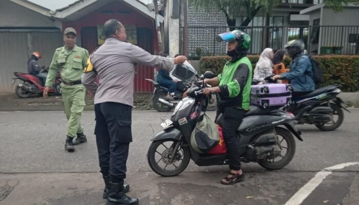 Bhabinkamtibmas Jatisampurna Berbagi Nasi Bungkus Siap Saji Bersama Air Mineral