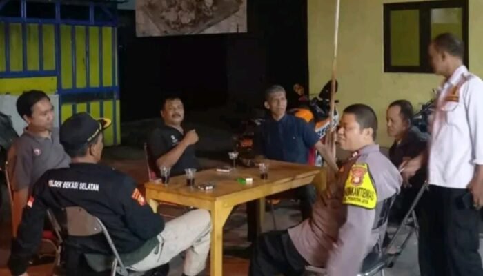Bhabinkamtibmas Bersama Pokdarkamtibmas Tingkatkan Pengawasan Lingkungan