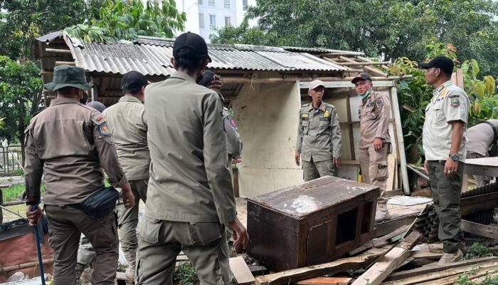 Camat Medan Satria dan Instansi Terkait Awasi Pemetaan saat Tertibkan Bangunan Liar