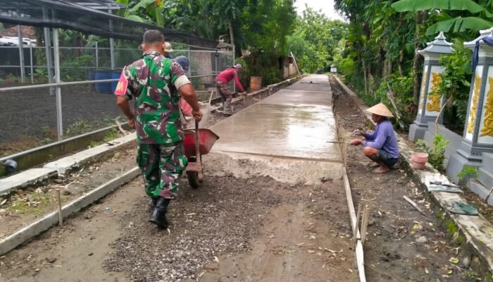 Babinsa Gotong Royong Membangun Jalan, Membangun Ekonomi Desa