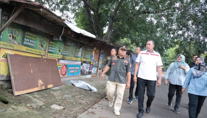 Wali Kota Bekasi Tinjau Pembongkaran Bangunan Liar di Sekitar UNISMA