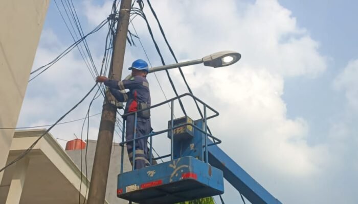 Cepat Tanggap, Petugas Dishub Kota Bekasi Perbaiki PJU Mati