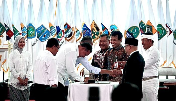 Wali Kota dan Ketua DPRD Kota Bekasi Tandatangani Komitmen Sinergi Pemberantasan Korupsi se-Jabar