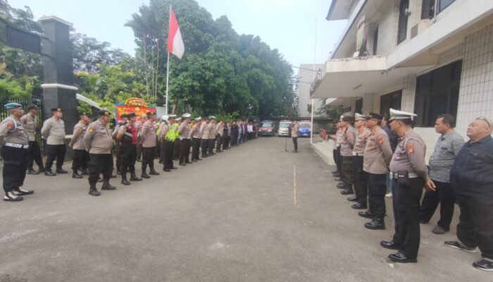 Kapolsek Bekasi Barat Pimpin Apel Gabungan Pengamanan Malam Takbir Idul Adha 1446 H / 2025 M