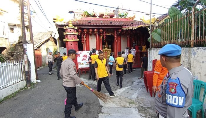 Peringati HUT Bhayangkara ke-79, Polsek Metro Gambir Gelar Bakti Religi di Vihara Lo Cia Bio