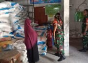 Pastikan Ketersediaan dan Harga Pupuk Terjangkau, Babinsa Pantau Harga 
