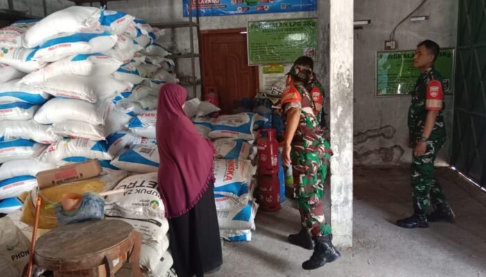 Pastikan Ketersediaan dan Harga Pupuk Terjangkau, Babinsa Pantau Harga 