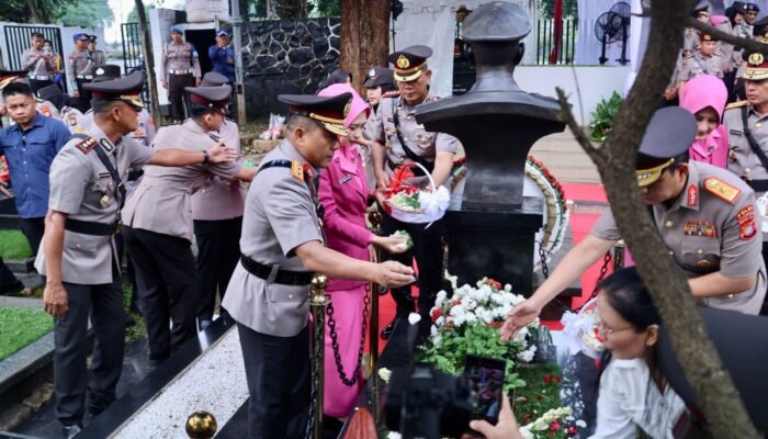 Jelang Hari Bhayangkara Ke-79, Kapolda Metro Jaya Ziarah Ke TMP Tanah Kusir