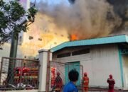 Kebakaran Di Toko Dua Sekawan Ban, 12 Mobil Damkar Dikerahkan 