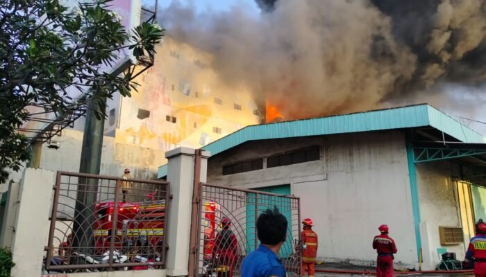 Kebakaran Di Toko Dua Sekawan Ban, 12 Mobil Damkar Dikerahkan 