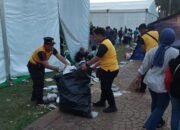Personil Polres Metro Bekasi Kota Tanggap Kebersihan Usai Upacara HUT Bhayangkara ke-79