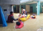 Polda Metro Jaya Evakuasi 254 Warga Kebon Pala yang Mengalami Banjir