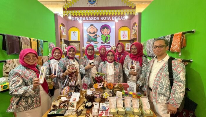 Puncak HUT ke-45 Dekranas, Ketua Kota Bekasi Kenalkan Produk Hasil Kerajinan Kota Bekasi